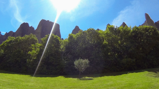 木椅绿色山坡蓝天白云草地晴空万里GIF高清图片