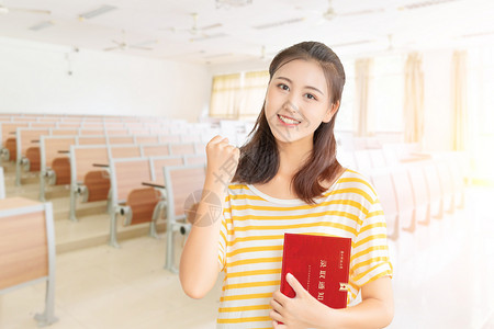 女孩拿到通知书高考录取通知书设计图片