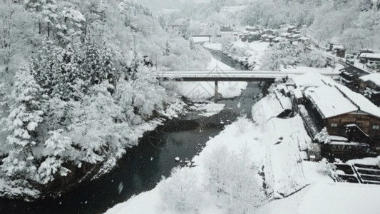 交叉轨道航拍日本下雪天白川乡GIF高清图片