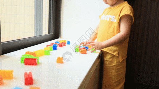 小女孩在玩积木益智游戏GIF图片