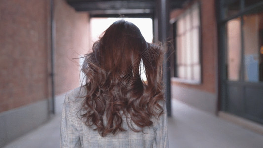 扎起的头发女性行走背影GIF高清图片