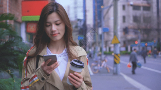 手机咖啡女生逛街行走GIF高清图片