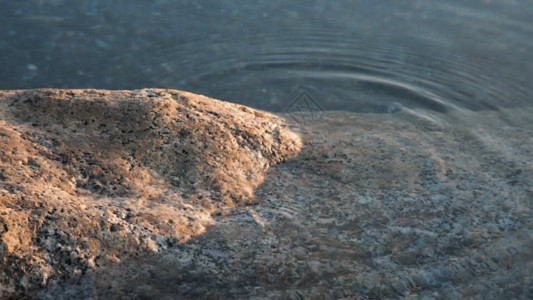 爱惜水资源新疆赛里木湖水面波纹石头GIF高清图片