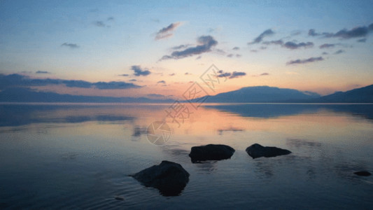 水资源分布新疆赛里木湖日出云彩GIF高清图片