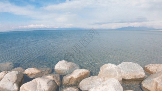 清澈湖水赛里木湖湖水景色自然风光GIF高清图片