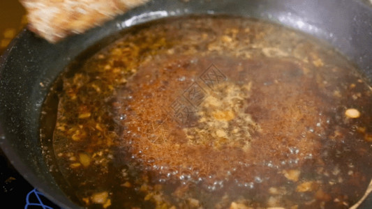 紫砂锅锅中放带鱼GIF高清图片