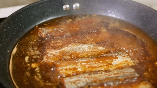大厨做菜实拍红烧带鱼美食GIF高清图片