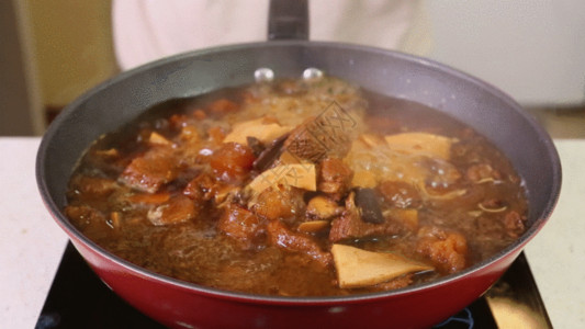 老鸭汤锅锅中沸腾红烧牛肉GIF高清图片