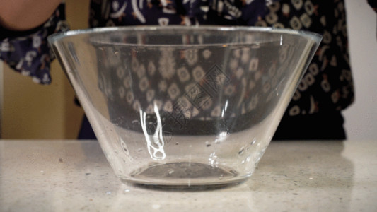透明玻璃花瓶打鸡蛋GIF高清图片