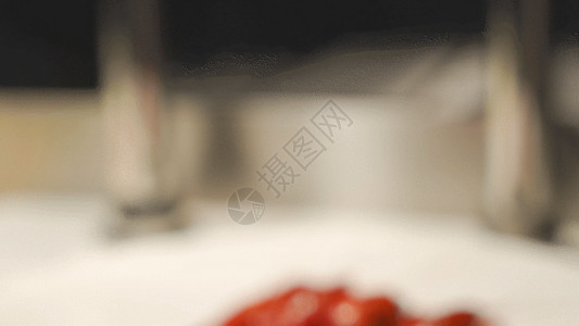花岗岩台面餐盘上的小龙虾GIF高清图片