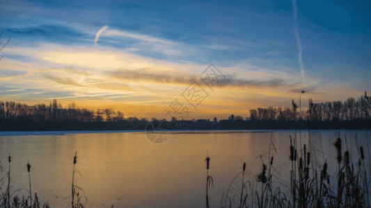 湖畔生活湖面夕阳美GIF高清图片