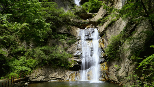 中间的轻的山川瀑布GIF高清图片