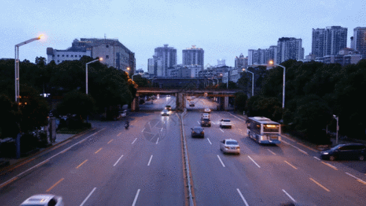 城市火车轨道与公路延时GIF图片