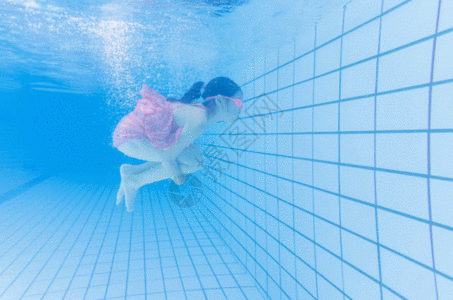 儿童水下游泳gif图片