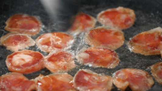 意大利卷心菜美食的制作之炸香肠GIF高清图片