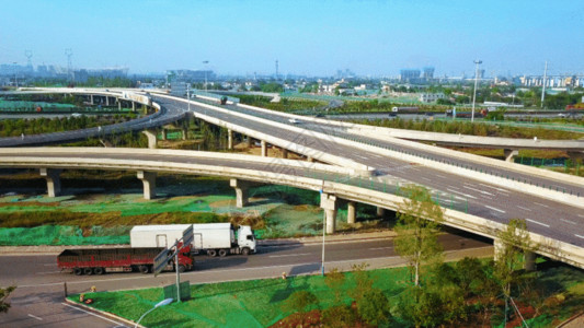 高速公路车辆航拍高架桥和高速公路GIF高清图片