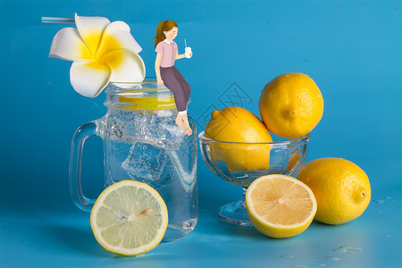 冰凉背景夏天喝冰柠檬水的女孩插画