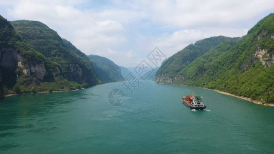 货轮俯视自然风景航拍GIF高清图片