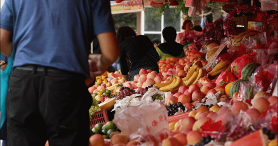 拿苹果男人水果市场GIF高清图片