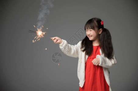 欢乐新春放烟花的小女孩gif高清图片