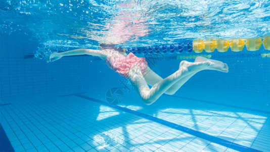 游泳池的女孩儿童水下游泳gif高清图片