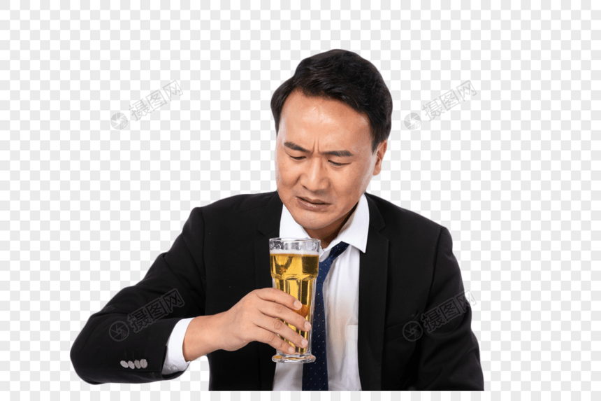 商务男喝啤酒形象图片