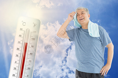 夏天游泳的男人高温炎热设计图片