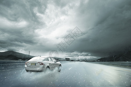 乌云下雨雨中行驶的汽车设计图片