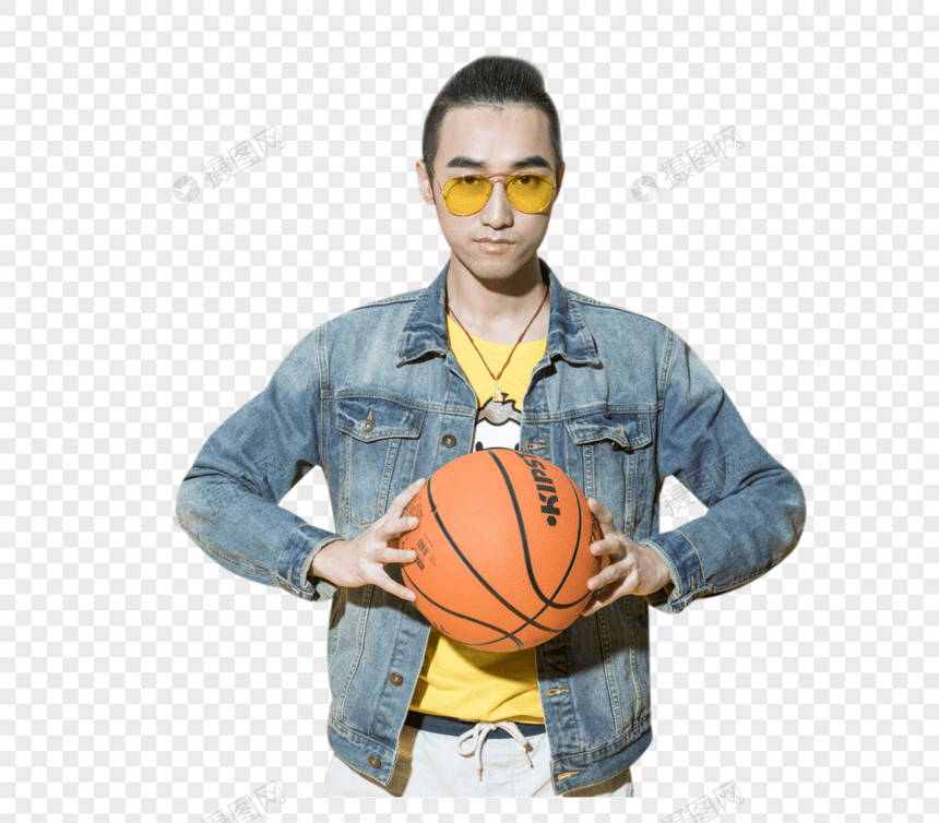 拿着篮球的青年男性图片