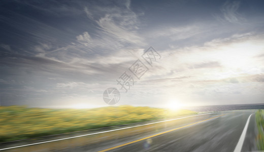 晚霞云朵汽车公路风景设计图片