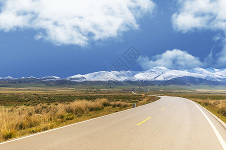 爬雪山过草地乡间公路设计图片