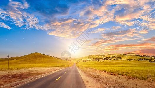 秋天水塘风景乡村公路设计图片