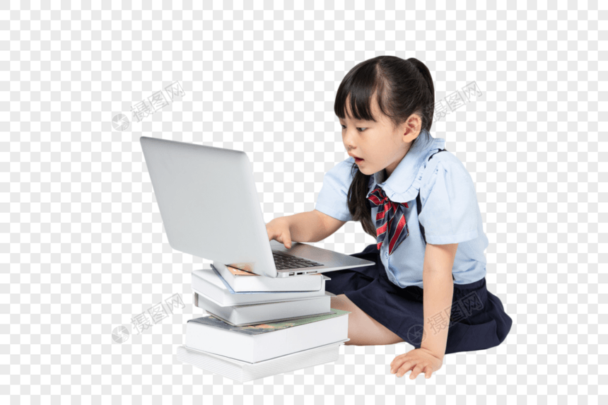 坐着使用电脑的小女孩图片