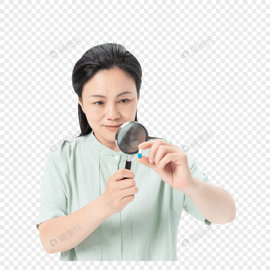 中年女性放大镜看药品图片