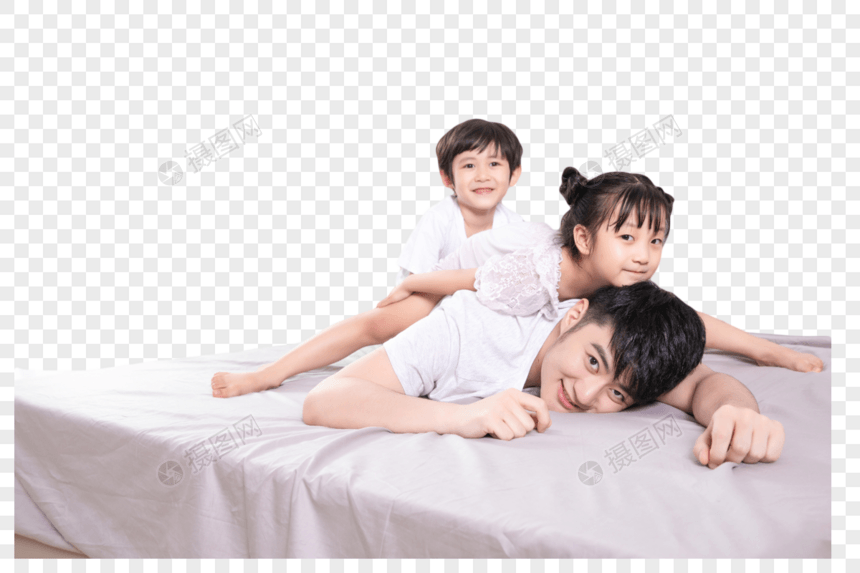 在床上玩耍的父子三人图片