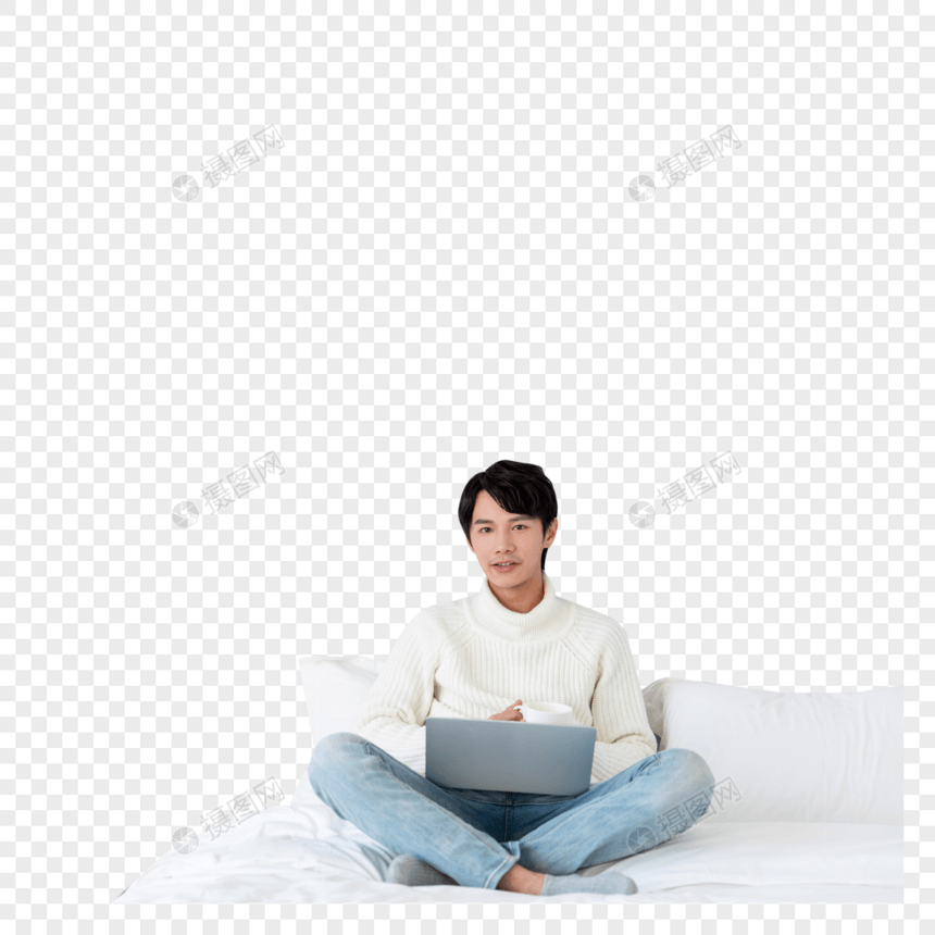居家男性坐在床上用电脑查阅资料图片