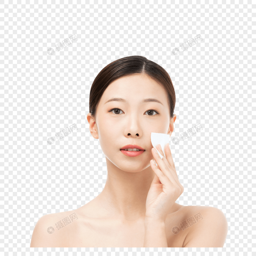 女性使用化妆棉擦拭面部图片