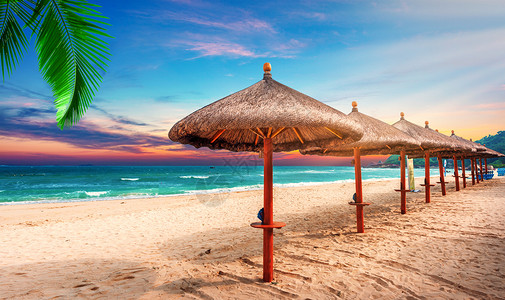 沙滩海浪遮阳伞沙滩度假设计图片