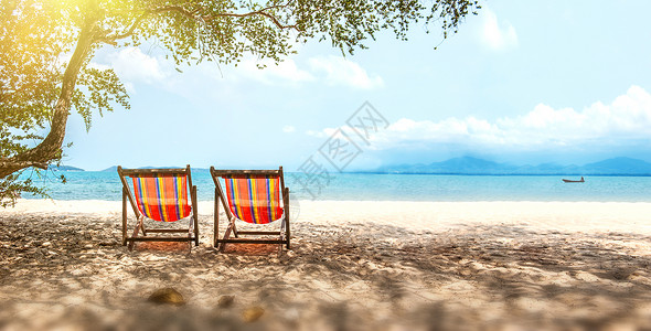 坐在沙滩海边度假背景设计图片