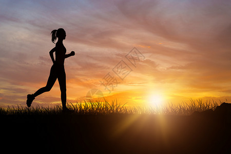 健身青春健身女性跑步冲刺背影夕阳落日下的奔跑者设计图片
