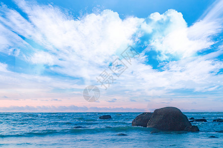 唯美海岸风景天空云朵背景设计图片