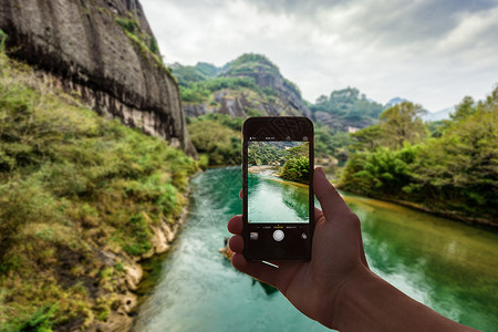 登山客旅游游玩手机摄影设计图片
