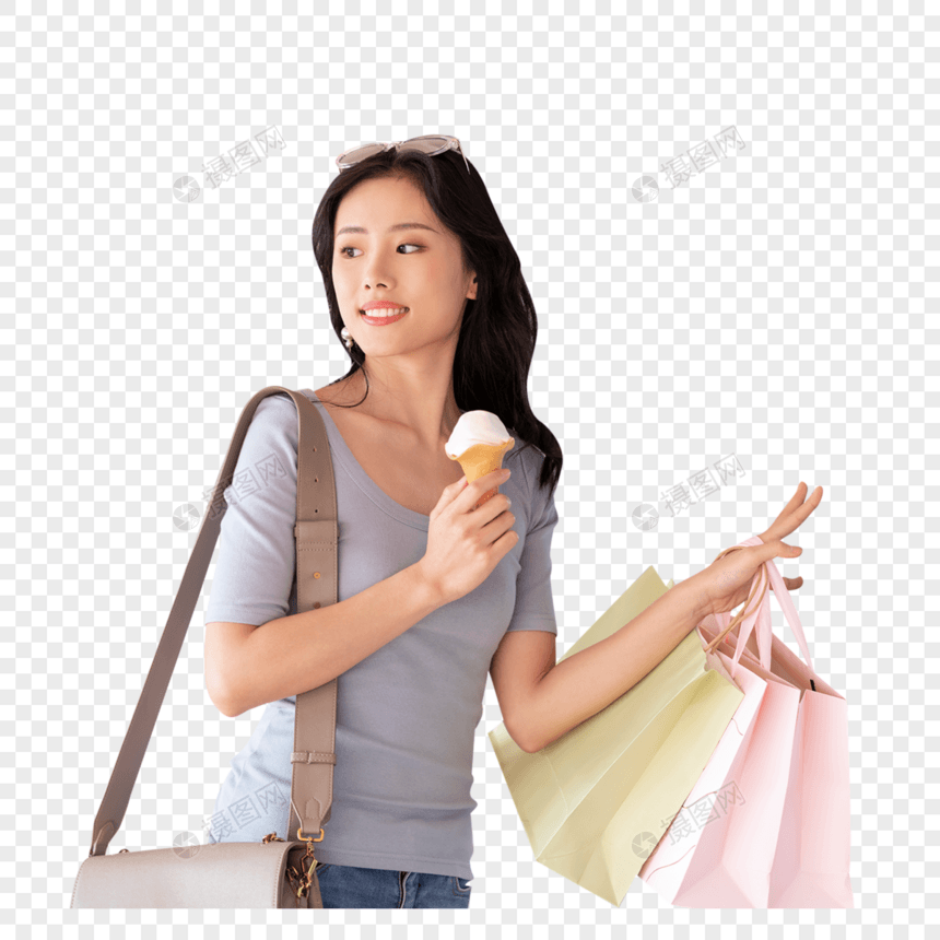 吃冰淇淋逛街的女性图片