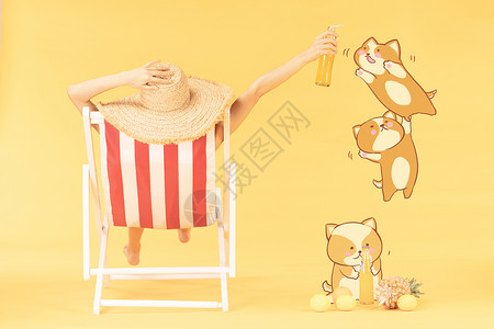 青年女子沙滩椅乘凉喝汽水背景图片