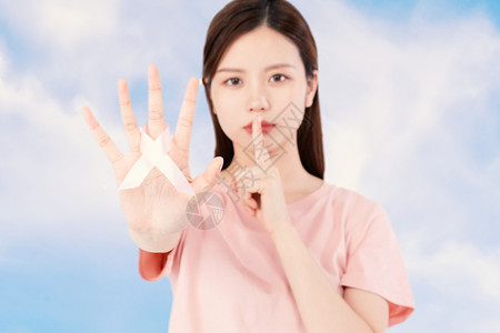 女性双手挠头乳腺癌设计图片