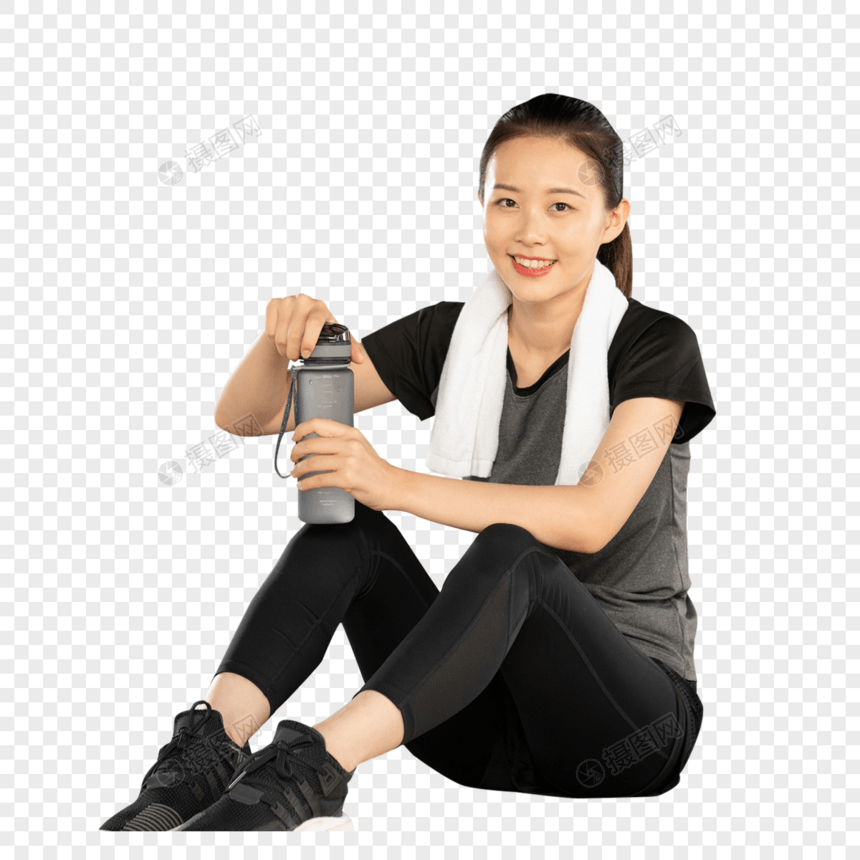 在健身房喝水休息的健身女图片