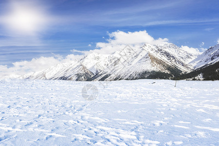滑雪斜坡冬天雪山设计图片