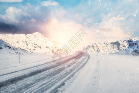 新疆雪山公路冬季雪景设计图片