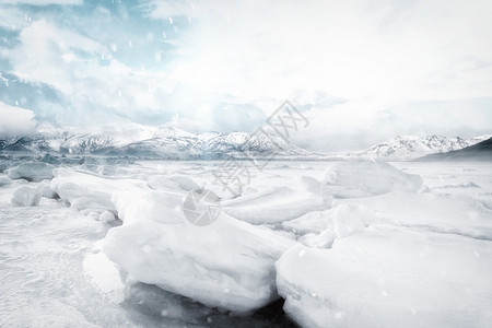 湖泊结冰冬季雪景设计图片