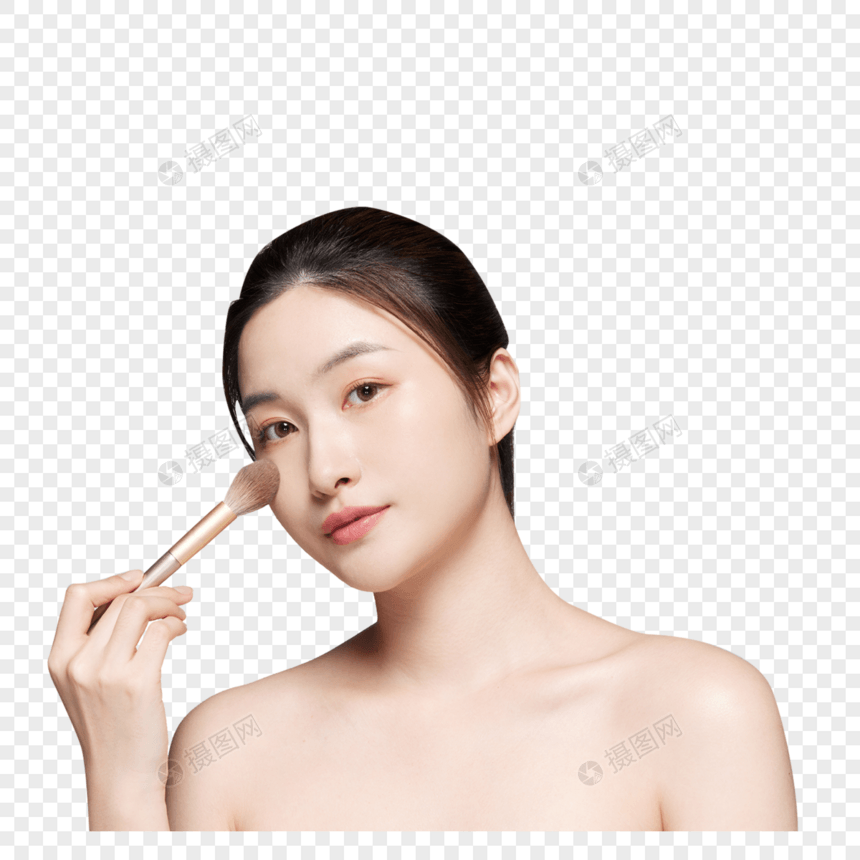 女性拿粉笔刷化妆图片